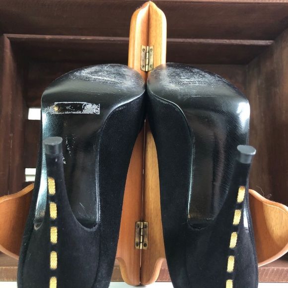 Stuart Weitzman Vintage Black Bow Heel Gold Pumps - Picture 14 of 15